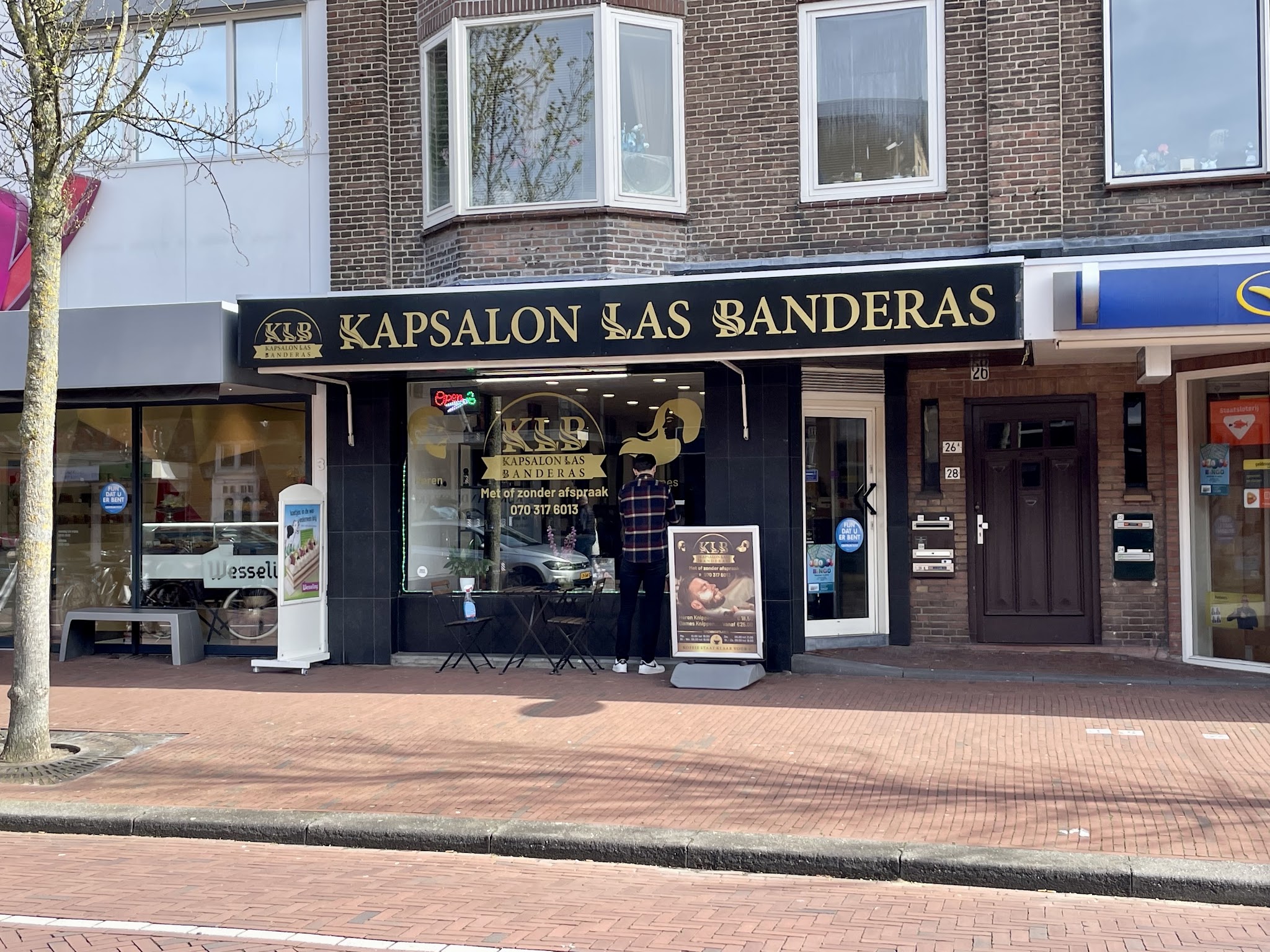 Kapsalon Las Banderas aan de Damlaan in Leidschendam, herkenbaar aan de gouden letters op de gevel